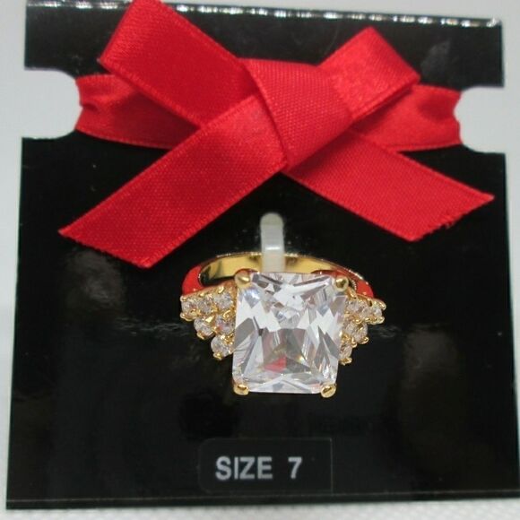 NEW Sparkly Faux Diamond Goldtone Ring! SZ… - Picture 3 of 6
